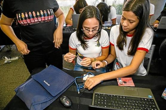 O Meninas.Comp ensina conceitos de programação e estimula alunas de escolas públicas a criarem projetos próprios por meio da programação (Meninas.Comp/Reprodução)