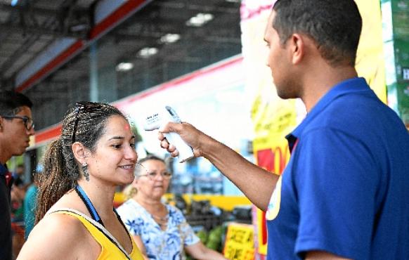 Funcionários de atacadão usaram equipamento para medir a temperatura dos clientes: prevenção (Ed Alves/CB/D.A Press)