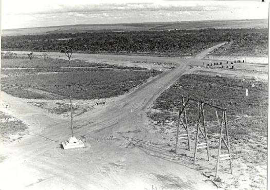 Marcação da futura Praça do Cruzeiro, antes da construção de Brasília: ponto mais alto do Eixo Monumental (Marta/ArPDF
)