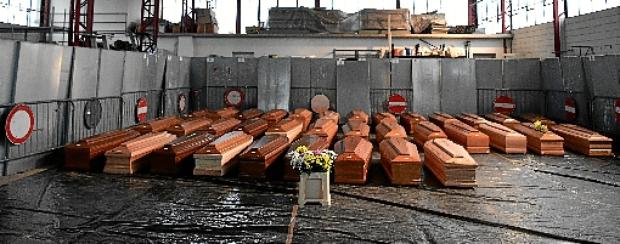 Caixões de vítimas do novo coronavírus colocados em depósito de Ponte San Pietro, perto de Bergamo, na região da Lombardia: risco de infecção proíbe velórios e funerais; corpos são cremados  (Piero Cruciatti / AFP )