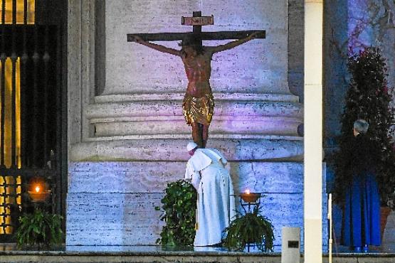 Papa Francisco beija os pés do Cristo Milagroso, durante cerimônia na Cidade do Vaticano: imagem teria sido usada para pôr fim à peste de 1522 (Vincenzo Pinto / AFP )