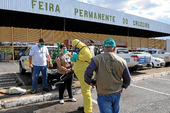 Agentes fizeram a higienização e borrifaram fumacê em feiras do DF, e tratores retiraram entulhos de terrenos nas regiões administrativas  (Paulo H. Carvalho/Agencia Brasilia)