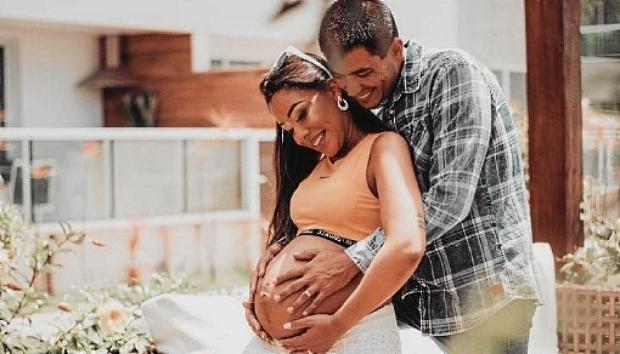 Karla e o marido, Gilcimar,  aguardam a chegada de Ariela: 