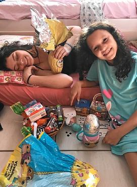 Yasmin Nathair, 16, ajuda a mãe com os preparativos para a irmã, Nicole, 9, procurar os ovos pela casa (arquivo pessoal)