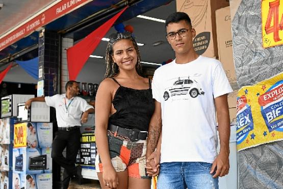 Beatriz e Felix aguardavam a abertura das lojas para comprar móveis (Ed Alves/CB/D.A Press)