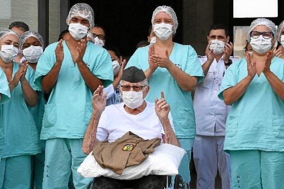 Usando uma caideira de rodas, Ermando Piveta se emocionou na saída do hospital ontem. Equipe médica da unidade homenageou o ex-combatente com uma salva de palmas (Evaristo/SA/AFP)