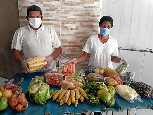 Heliene, dona de uma banca de frutas, aposta no delivery (Arquivo Pessoal)