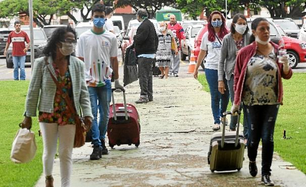 Para evitar aglomerações, a chegada dos idosos ao Brasília Palace Hotel foi dividida em dois grupos de 50 pessoas (Ed Alves/CB/D.A. Press)