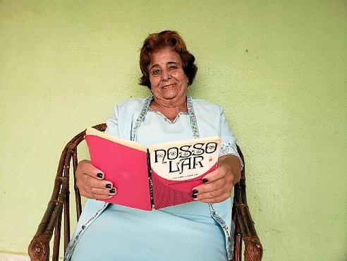 Entre outras atividades cotidianas, Eldomira Pereira tem buscado conforto em livros religiosos (Fotos: Arquivo Pessoal
)