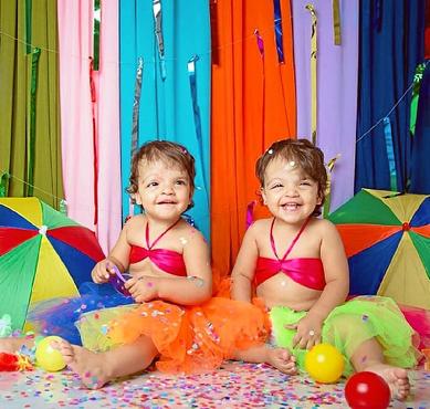 A imagem do abraço das duas é uma das que a mãe guarda com mais carinho. Este ano, as meninas se divertiram no carnaval fantasiadas (Arquivo pessoal.)