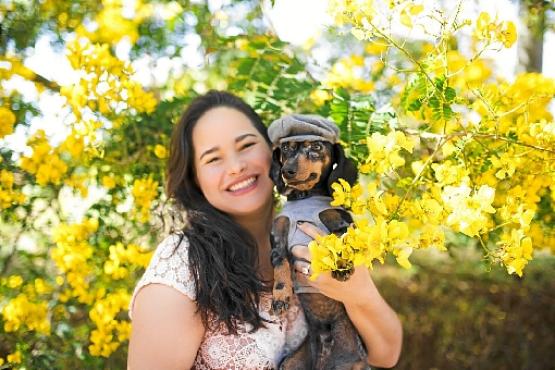 O dachshund Fubá com a tutora, Domitila Barroso: presença dos bichos reconforta (Paula Leon/Divulgação)