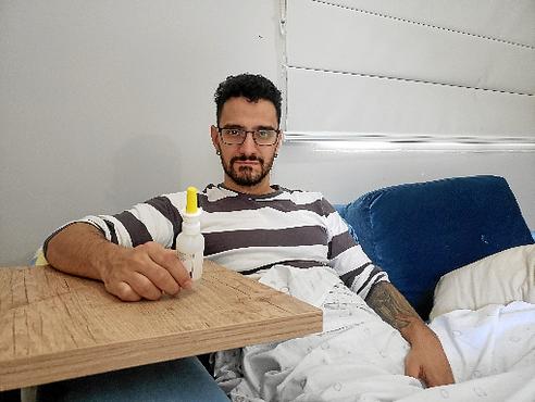O professor Tiago Oliveira lida com as crises de rinite e sinusite. Ele evita tomar bebidas geladas (Thaís Teixeira/Divulgação)