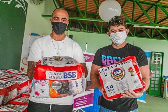 Guga Cammafeu e Thiago Nascimento: a live Axé Solidário arrecadou mais de 15 toneladas de alimentos para projetos sociais da capital (Luara Baggi/Reprodução)