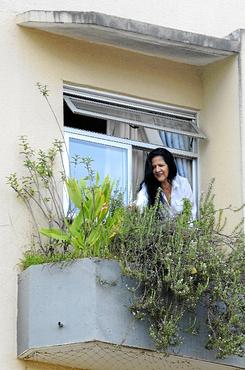 A administradora Helenice Pereira Cavalcante cultiva e mantém há 10 anos uma horta na varanda do apartamento (Carlos Vieira/CB/D.A Press)