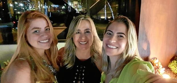 Márcia Regina Barbosa Naves com as filhas, Kelly (esquerda) e Karla: mais de dois meses sem se encontrarem (Arquivo Pessoal)