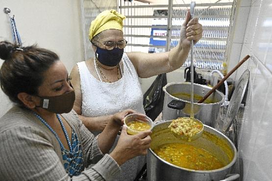 Presidente do Instituto Dona Salomão, Maia Toguchi e a amiga Ivonete Chouas distribuem sopa e agasalhos para pessoas em situação de rua
 (Minervino Júnior/CB/D.A Press)