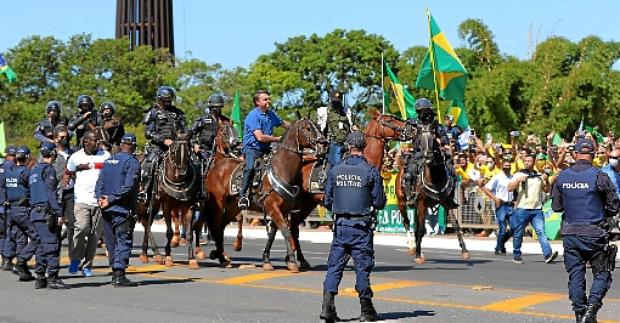 Bolsonaro passa pela manifestação em frente ao Palácio do Planalto e cumprimenta apoiadores: %u201CEstarei onde o povo estiver%u201D, escreveu no Twitter (Evaristo Sá/AFP) Bolsonaro passa pela manifestação em frente ao Palácio do Planalto e cumprimenta apoiadores: %u201CEstarei onde o povo estiver%u201D, escreveu no Twitter (Evaristo Sá/AFP)