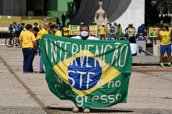 Manifestante pede intervenção no STF e no Congresso: Corte tem sido o principal alvo de bolsonaristas (Evaristo Sá/AFP) Manifestante pede intervenção no STF e no Congresso: Corte tem sido o principal alvo de bolsonaristas (Evaristo Sá/AFP)