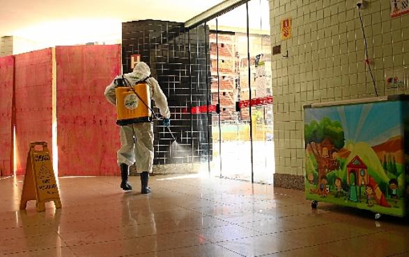 No Residencial Cedro, em Águas Claras, a limpeza é constante: lei obriga higienização a cada duas horas