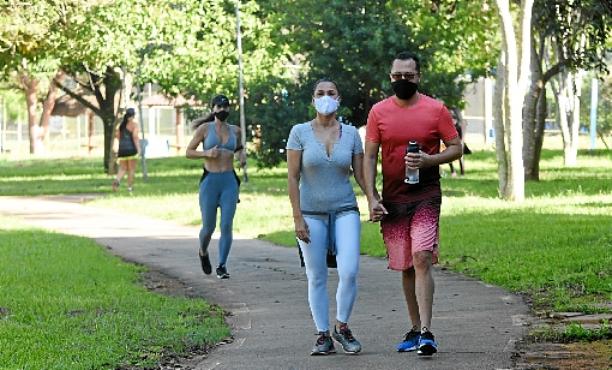 De máscara, o casal Darlan e Andrea saiu do confinamento para fazer uma caminha no Parque de Águas Claras (Ed Alves/CB/D.A Press)