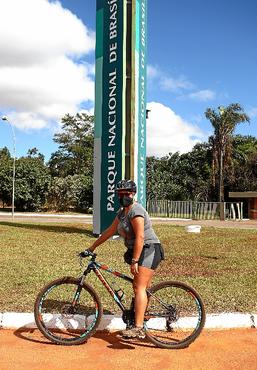 Aline Roberta Silva aproveitou a retomada das atividades para pedalar durante 
a manhã (Ana Rayssa/CB/D.A Press)