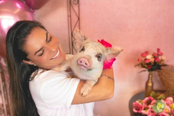 Bruna Timponi e sua porquinha, Olívia Bisteca: a nutricionista tem mais nove cães e quatro gatos

