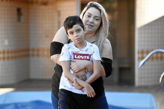 Adriana de Carvalho tem se desdobrado para entreter o filho, Arthur, mas o garoto sente muita falta da escola e dos amigos (Minervino Júnior/CB/D.A Press)