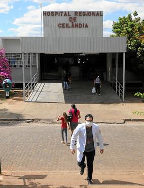 O Hospital Regional de Ceilândia (HRC) é uma das unidades do DF que está sobrecarregada devido ao avanço da doença (Marcelo Ferreira/CB/D.A Press)