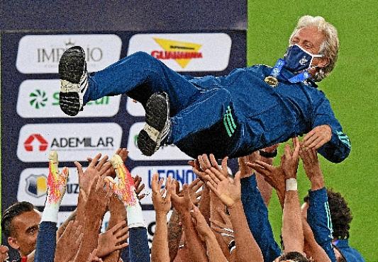 No Maracanã sem público, o treinador português foi celebrado pelos jogadores ao final da partida: possível viagem marcada para a terra natal (Carl de Souza/AFP
)