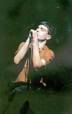 Ian Curtis no Rainbow Theatre, imagem tirada do livro Ian Curtis & Joy Division %u2014 tocando 
a distância (Deborah Curtis/Arquivo Pessoal)