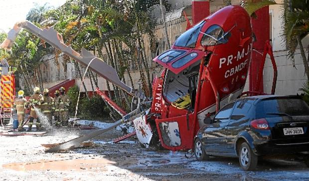 Bombeiros isolaram o local da queda e jogaram espuma sobre o combustível que vazou do helicóptero para evitar o risco de explosão (Ed Alves/CB/D.A Press)