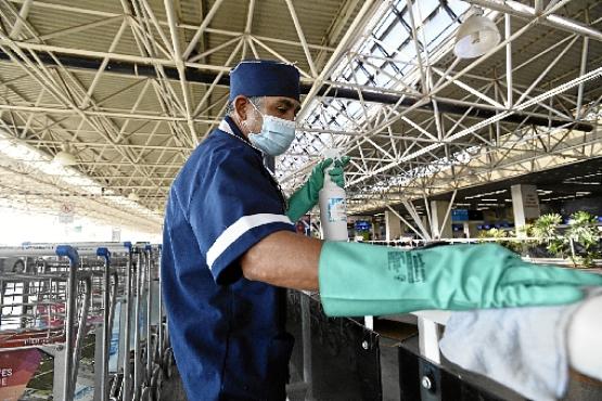 Higienização foi intensificada para evitar a propagação do vírus (Minervino Júnior/CB/D.A Press)
