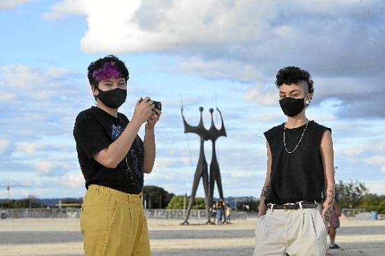 Vitória (D) está em Brasília para visitar a amiga Ana Luisa, e as duas estão conferindo os monumentos da cidade (Minervino J?nior/CB/D.A Press)