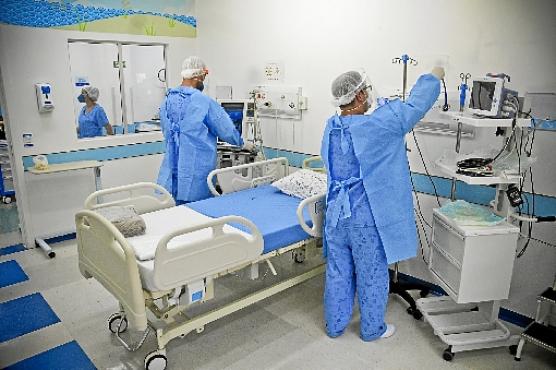 Aumento na quantidade de leitos de unidade de terapia intensiva (UTI) nas redes pública e privada são essenciais para conter as mortes provocadas pelo novo coronavírus
 (Breno Esaki/CB/D.A Press)