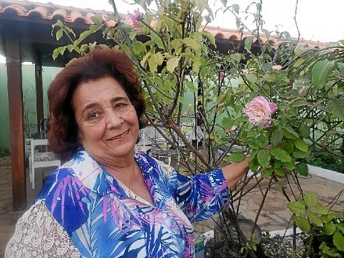 A dona de casa Eldomira Pereira Teixeira curte as flores que começam a surgir em casa (Arquivo Pessoal
)