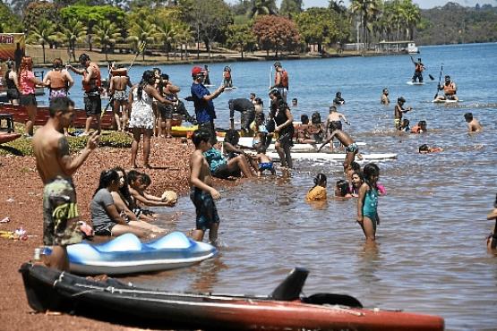 Na orla do Lago Paranoá, frequentadores aproveitaram para se refrescar. Temperatura chegou próximo dos 30ºC (Minervino Júnior/CB/D.A Press)