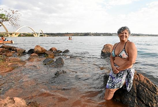 Maria Cleonice aproveitou o calorão de ontem para se refrescar no Lago Paranoá (Ed Alves/CB/D.A Press)