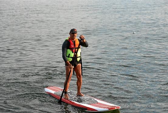 Lucas Barbosa decidiu dar folga da quarentena e praticou stand up paddle no lago (Ed Alves/CB/D.A Press)