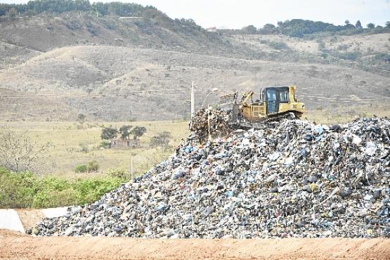 Aterro Sanitário  funciona em região entre Ceilândia e Samambaia. A interrupção da coleta seletiva levou 100 toneladas diariamente para o local. Antes da pandemia, a coleta seletiva atendia 54% da população do DF (Minervino Júnior/CB/D.A Press)