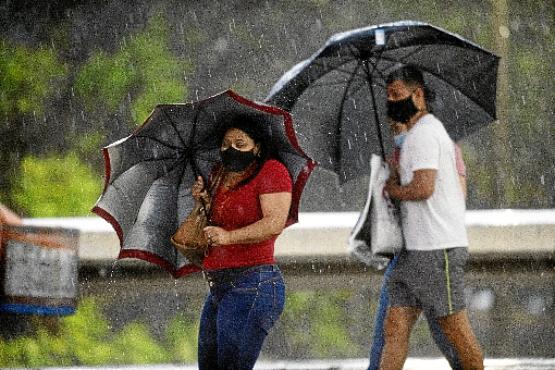 Após 119 dias de estiagem, ondas de calor e baixa umidade do ar, a cidade respira com alívio (Minervino Júnior/CB/D.A Press)