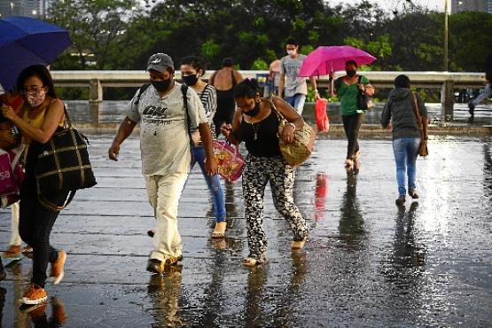 Brasilienses se animam com chuva no DF, após longo período de estiagem (Marcelo Ferreira/CB/D.A Press)