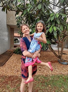 Lorena e a mãe, Petra Kaari, curtem a chuva no prédio do apartamento onde moram, no Sudoeste (Adriana Bernardes/CB/D.A Press)