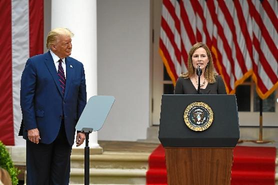 Na Casa Branca, Trump acompanha o discurso de agradecimento  de sua escolhida: terceira indicação do republicano à mals alta Corte de Justiça (Olivier Douliery/AFP)