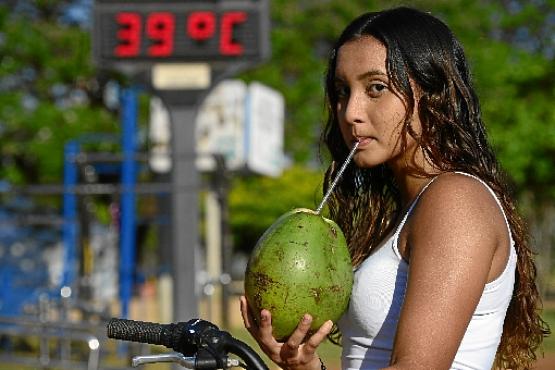 Rebeca Gonçalves foi ao Parque da Cidade se refrescar com água de coco (Marcelo Ferreira/CB/D.A Press)