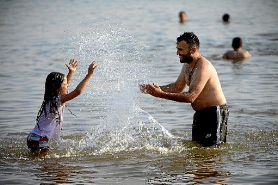 Leonardo fez uma pausa no dia para levar a filha Lavínia à Prainha do Lago Norte ( Marcelo Ferreira/CB/D.A Press)