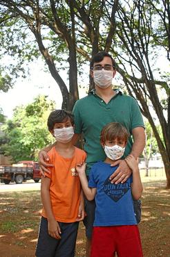 O morador da Asa Sul Rafael Dusi e os filhos João e Lucas: eles se divertem com os insetos (Fotos: Ana Rayssa/CB/D.A. Press)