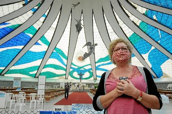 Devota, Ivonete Maria, 63 anos, veio de Blumenau (SC) para conhecer a Catedral Metropolitana Nossa Senhora Aparecida (Marcelo Ferreira/CB/D.A Press)