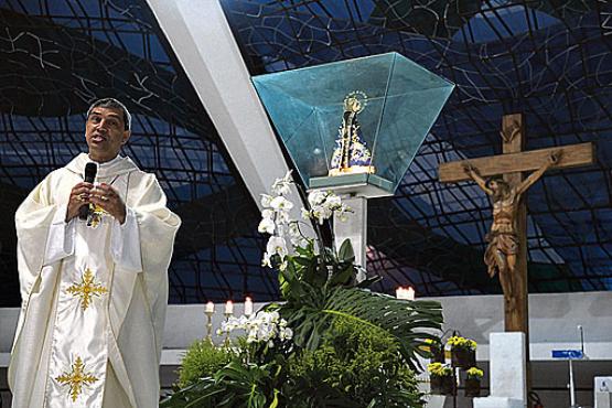 Missa das 18h foi celebrada por dom Marcony, bispo-auxiliar de Brasília (Marcelo Ferreira/CB/D.A Press
)