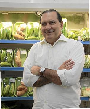 Mário Habka tem três supermercados na avenida e afirma que houve queda de 50% nas vendas  (Ana Rayssa/Esp. CB/D.A Press
)