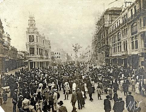 População brinca o carnaval na Avenida Rio Branco, no Rio, em 1906 (Augusto Malta/Acervo IMS/Biblioteca Nacional)